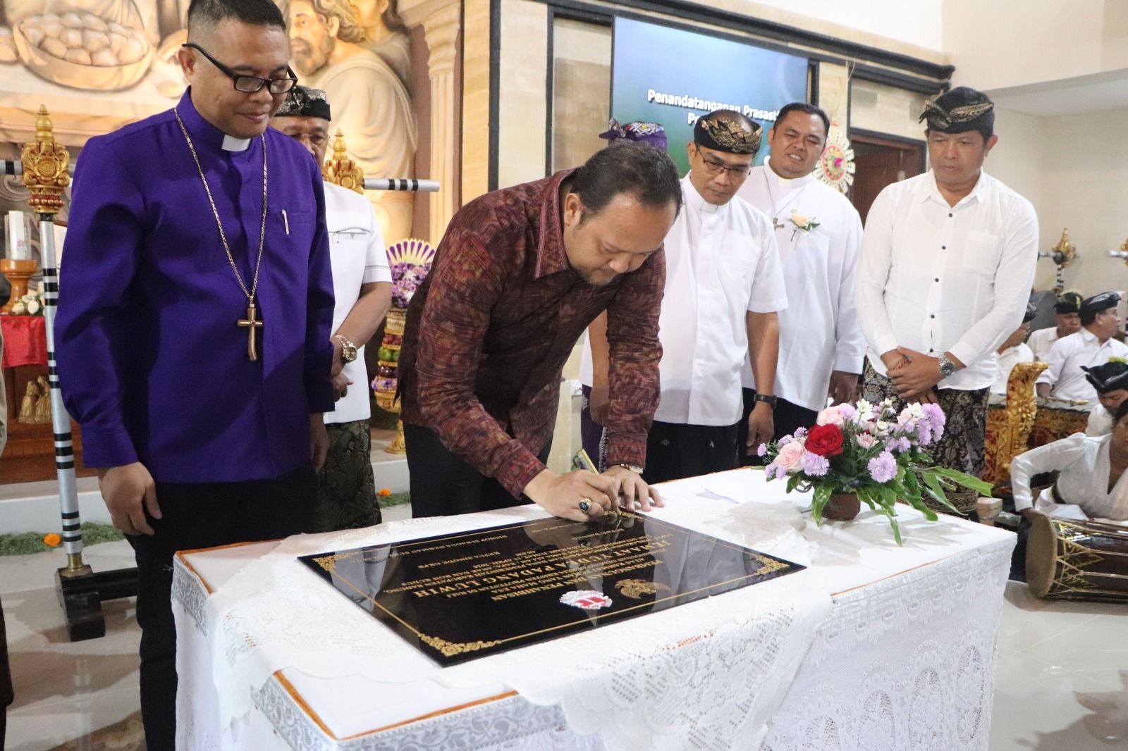 podiumnews.com-Harmoni Padang Luwih, Toleransi Bersemi di Gereja